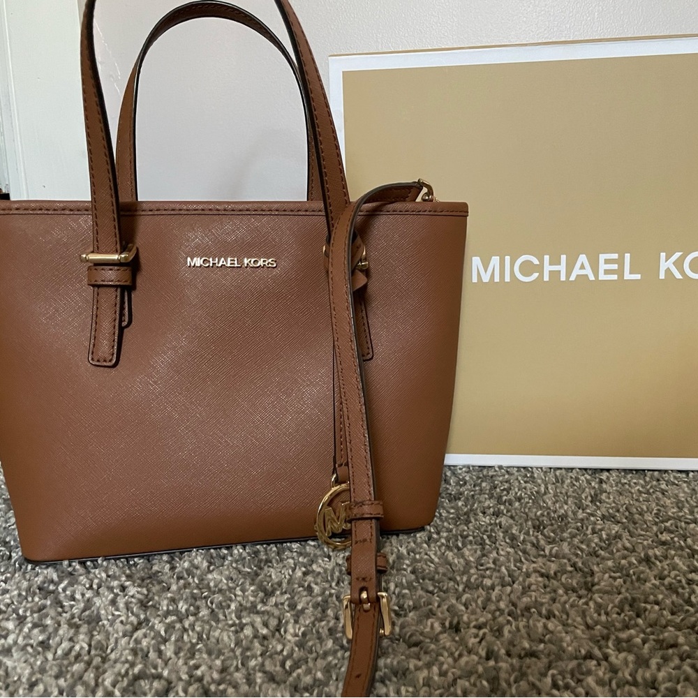 MICHEAL KORS CROSSBODY PURSE in luggage